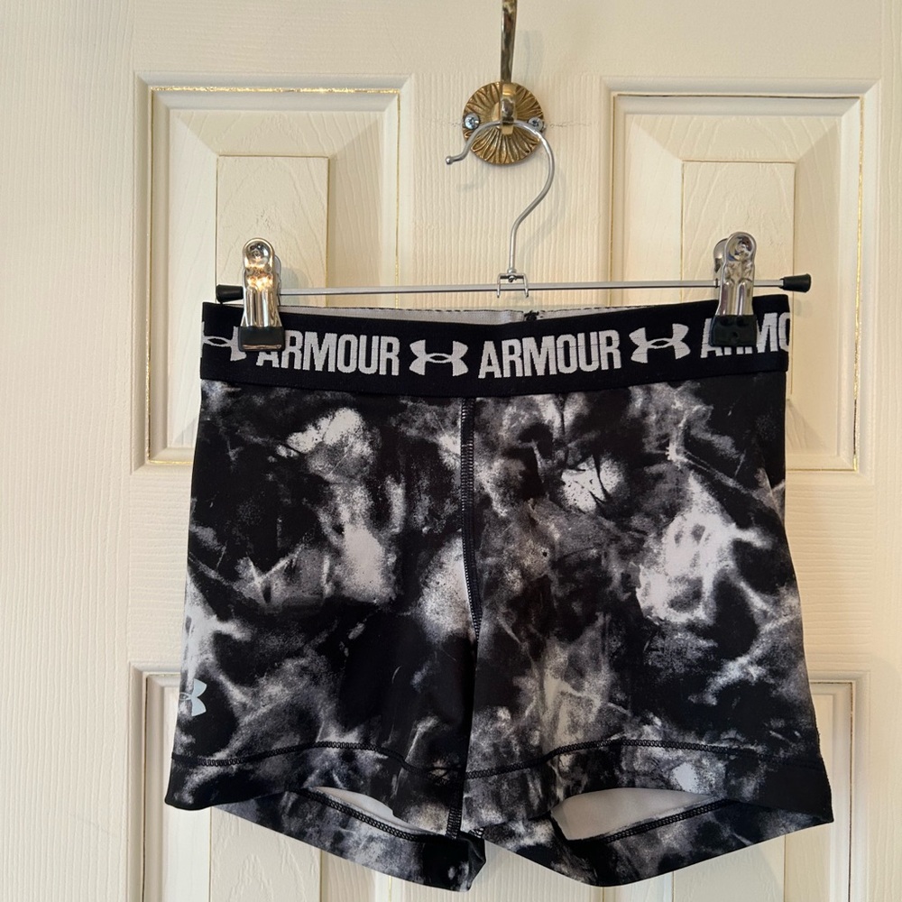 Under Armour Women's Black and White Athletic/Bike Shorts